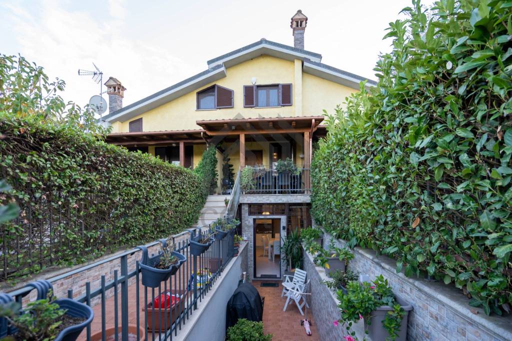 Villa a Schiera in vendita a Roma, 6 locali, prezzo € 294.000 | CambioCasa.it