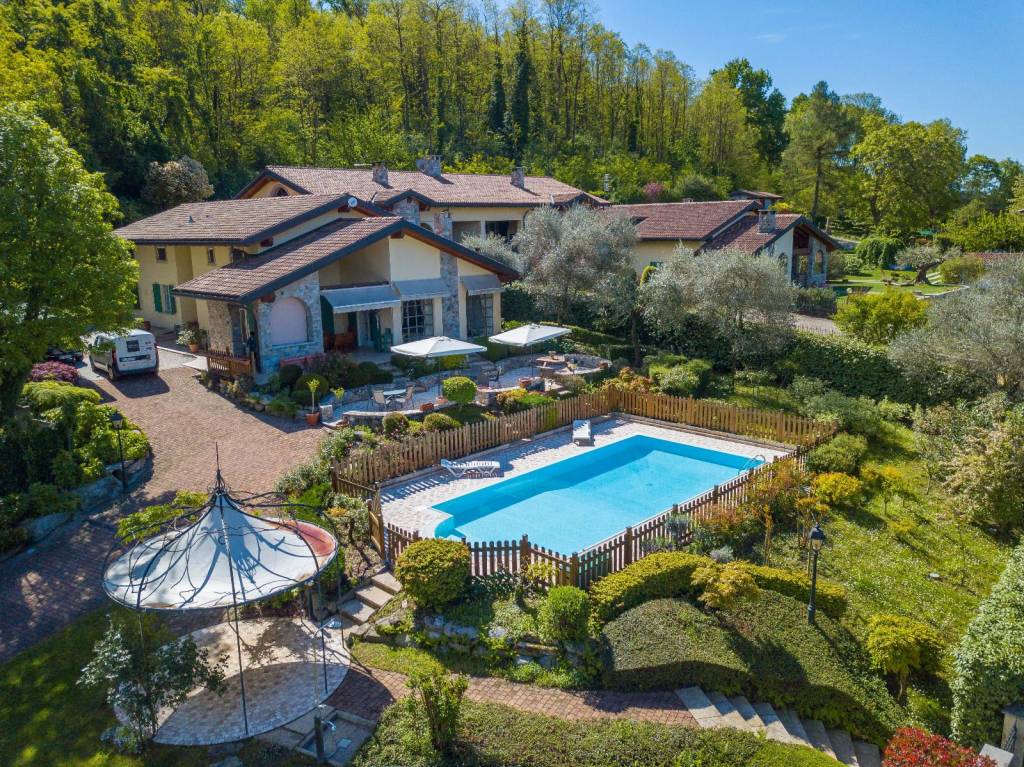 Villa in vendita a Besozzo, 8 locali, prezzo € 2.000.000 | PortaleAgenzieImmobiliari.it