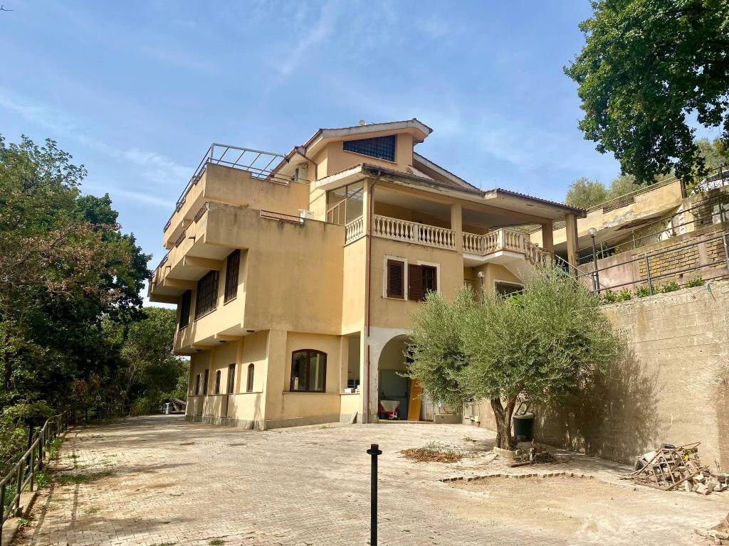 Villa in vendita a Roma, 13 locali, zona Zona: 37 . Morena - Ciampino - Trigoria - Falcognana, prezzo € 1.300.000 | CambioCasa.it