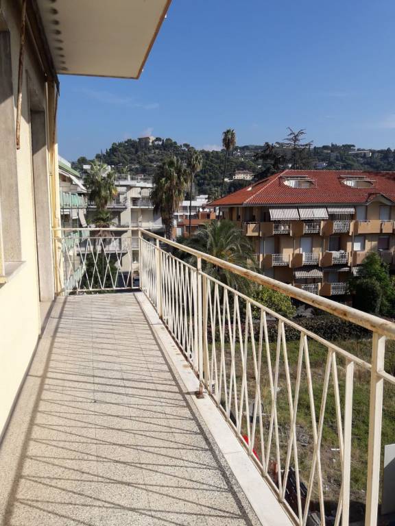 Appartamento in vendita a Bordighera, 3 locali, prezzo € 240.000 | PortaleAgenzieImmobiliari.it
