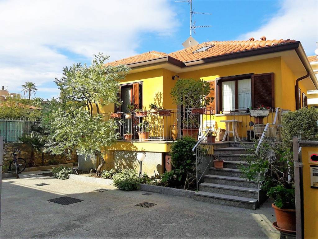 Villa in vendita a Bordighera, 8 locali, prezzo € 550.000 | PortaleAgenzieImmobiliari.it