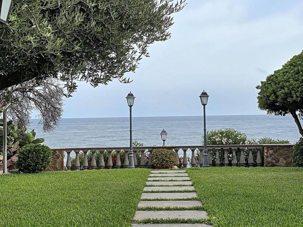 Villa in vendita a Santa Marinella, 6 locali, prezzo € 1.750.000 | CambioCasa.it