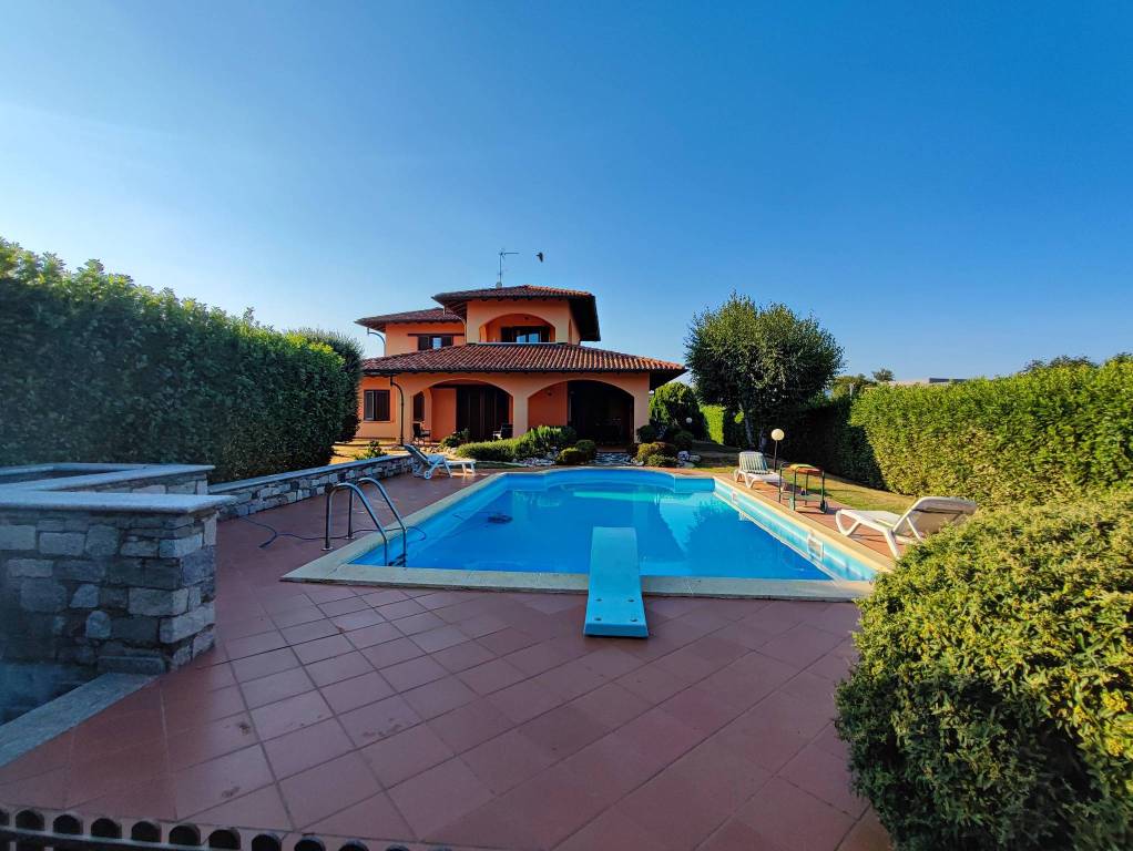 Villa in vendita a Gozzano, 8 locali, prezzo € 590.000 | PortaleAgenzieImmobiliari.it