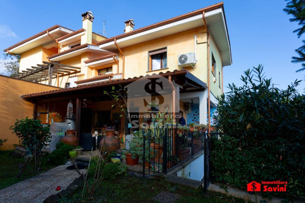 Villa in vendita a Genzano di Roma, 5 locali, prezzo € 325.000 | CambioCasa.it