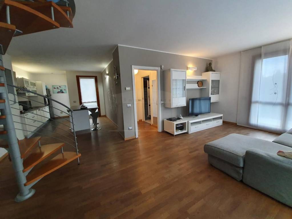 Appartamento in vendita a Gallarate, 4 locali, prezzo € 270.000 | PortaleAgenzieImmobiliari.it