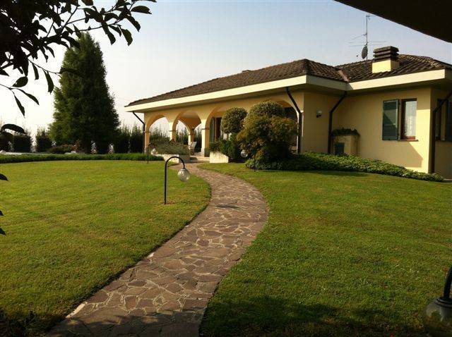 Villa in vendita a San Donato Milanese, 7 locali, prezzo € 520.000 | PortaleAgenzieImmobiliari.it