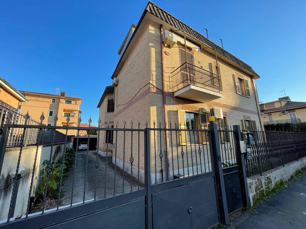Appartamento in vendita a Roma, 3 locali, zona Zona: 36 . Finocchio, Torre Gaia, Tor Vergata, Borghesiana, prezzo € 165.000 | CambioCasa.it