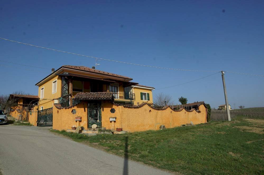 Villa in Vendita a Nizza Monferrato