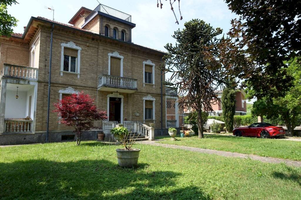 Villa in Vendita a Castelnuovo Belbo