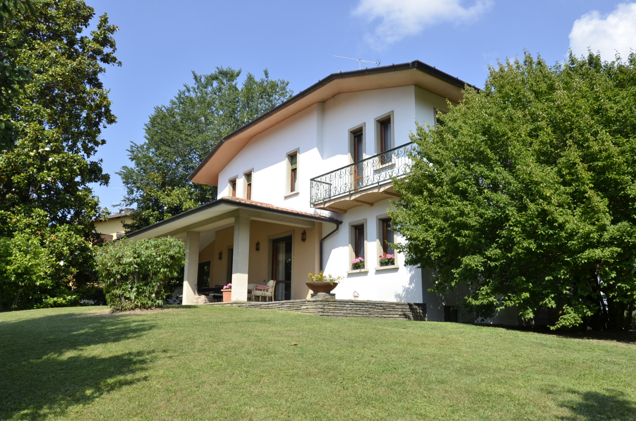 Villa in vendita a Erba, 8 locali, prezzo € 690.000 | PortaleAgenzieImmobiliari.it