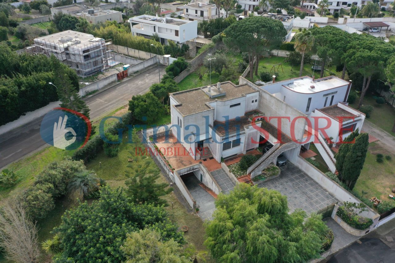 Villa in vendita a Lecce, 12 locali, prezzo € 800.000 | PortaleAgenzieImmobiliari.it