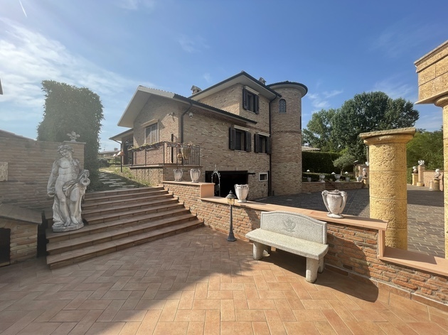 Villa in vendita a Giussago, 8 locali, prezzo € 1.500.000 | CambioCasa.it