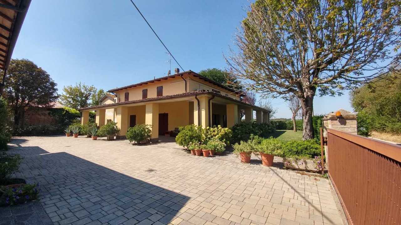 Villa in vendita a Modena, 13 locali, prezzo € 700.000 | PortaleAgenzieImmobiliari.it