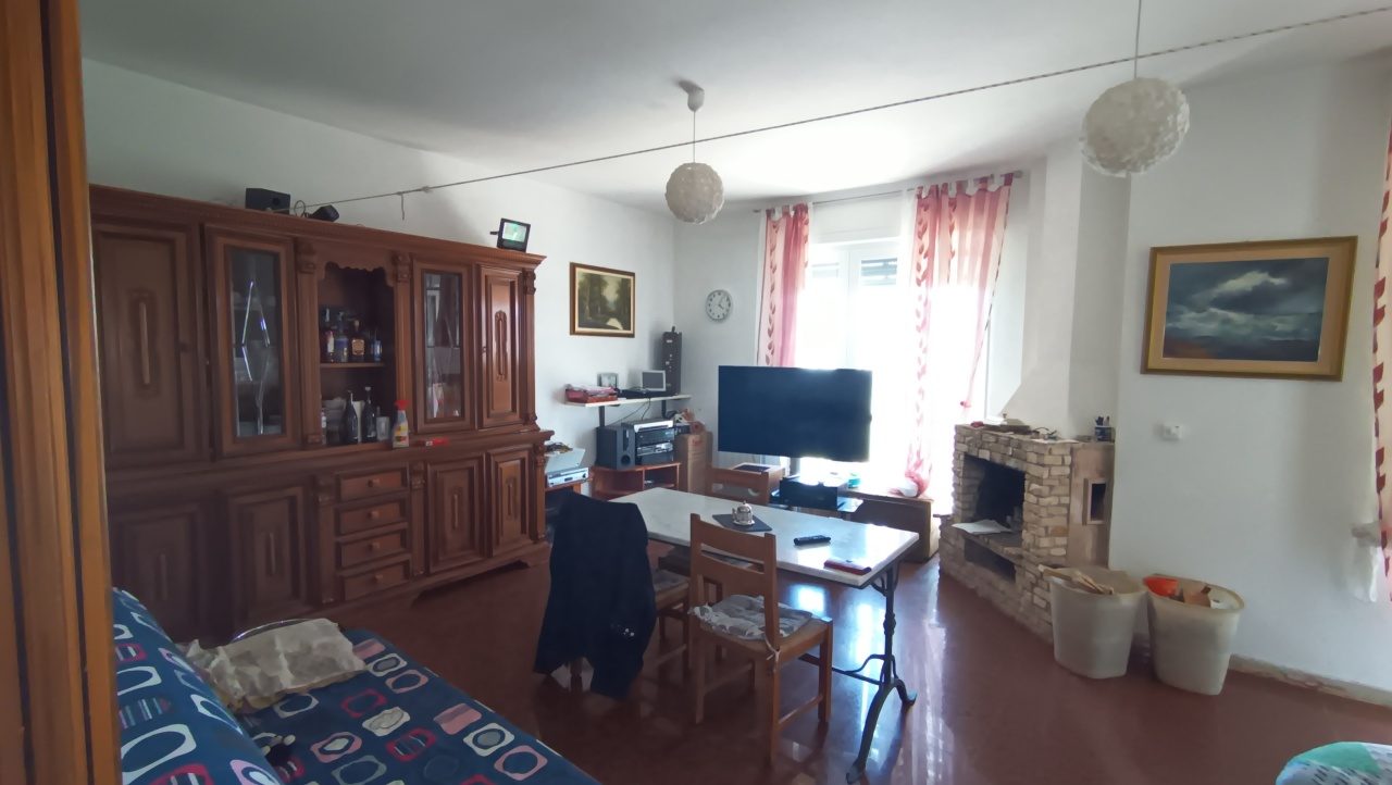 Appartamento in vendita a Castelnuovo Magra, 8 locali, prezzo € 299.000 | PortaleAgenzieImmobiliari.it