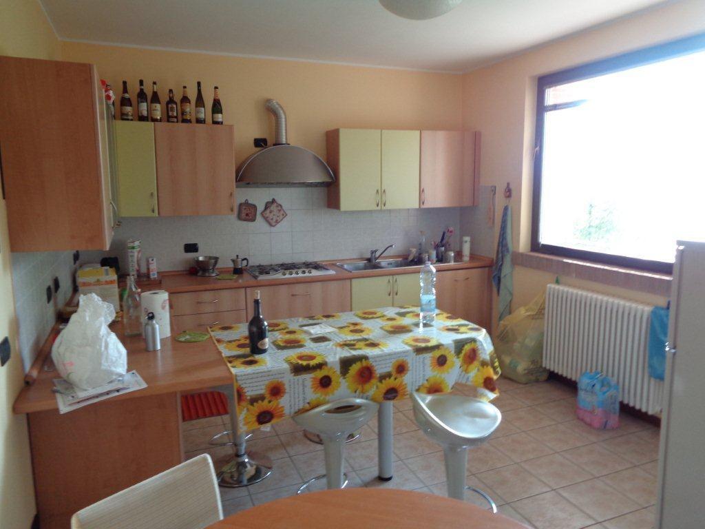 Appartamento in affitto a Varano de' Melegari, 4 locali, prezzo € 310 | CambioCasa.it