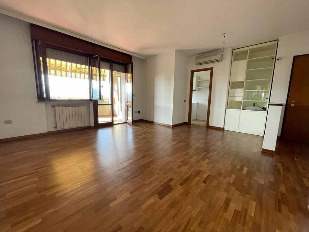 Appartamento in vendita a Santo Stefano di Magra, 6 locali, prezzo € 168.000 | PortaleAgenzieImmobiliari.it