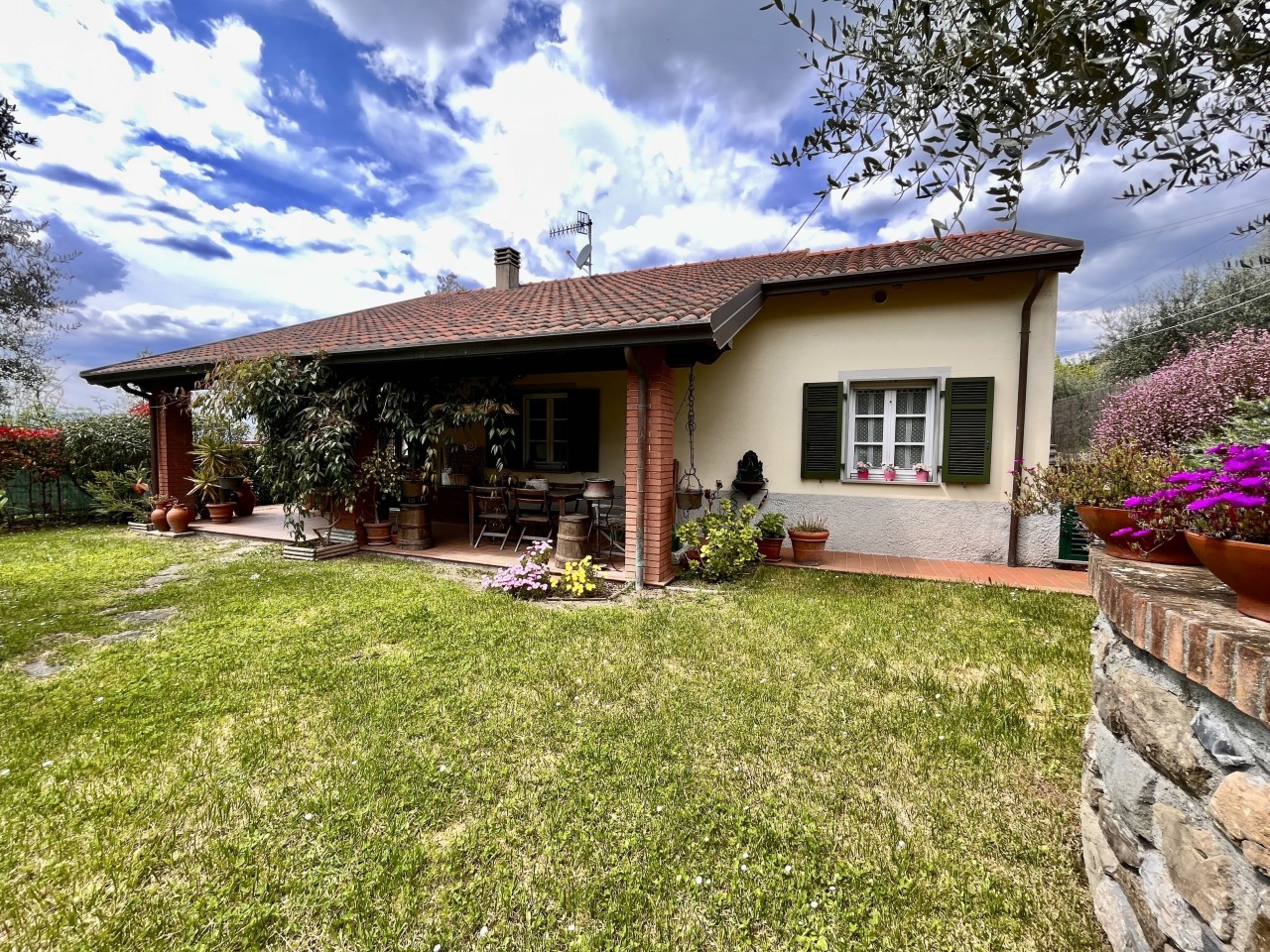 Villa in vendita a Aulla, 7 locali, prezzo € 310.000 | PortaleAgenzieImmobiliari.it