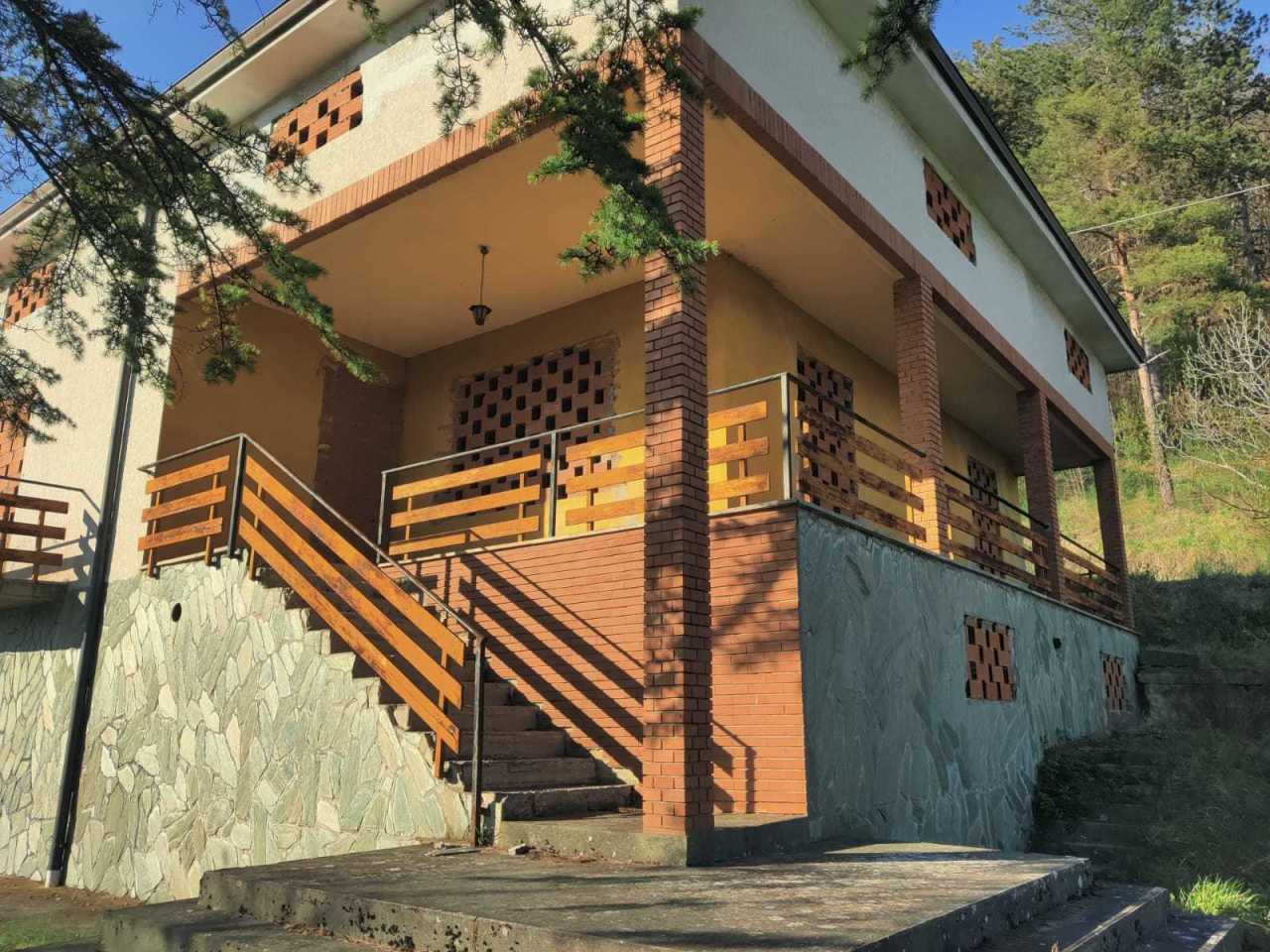 Villa in vendita a Varano de' Melegari, 10 locali, prezzo € 140.000 | PortaleAgenzieImmobiliari.it