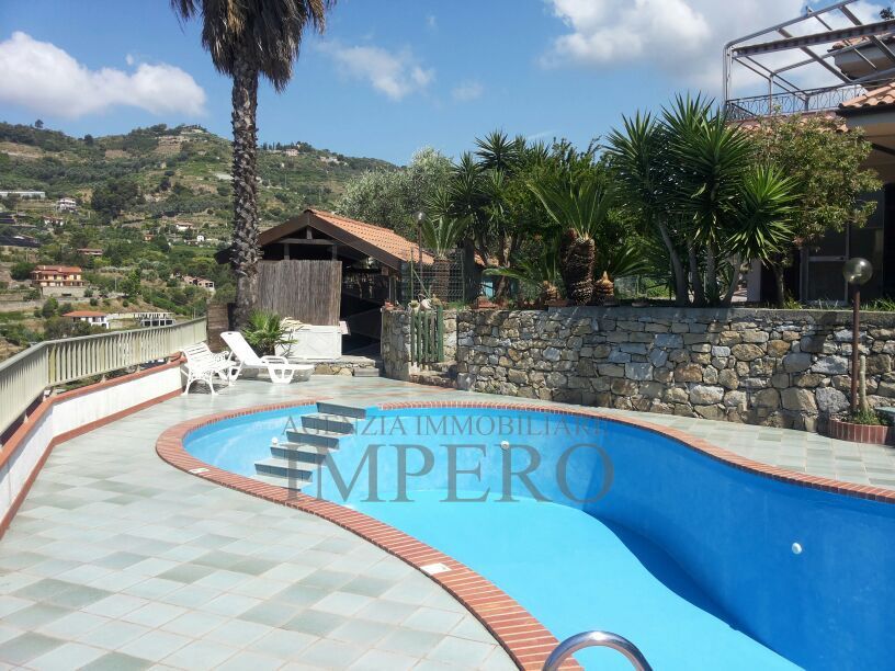 Villa in vendita a Vallecrosia, 9 locali, prezzo € 610.000 | PortaleAgenzieImmobiliari.it