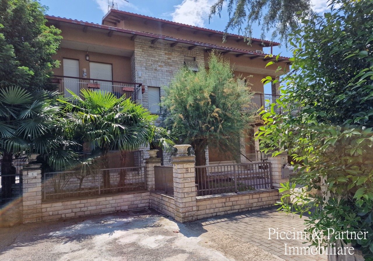 Villa in vendita a Bastia Umbra, 17 locali, prezzo € 350.000 | PortaleAgenzieImmobiliari.it