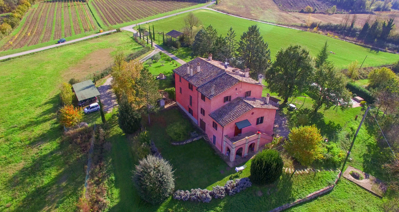 Rustico / Casale in vendita a Montone, 23 locali, prezzo € 790.000 | PortaleAgenzieImmobiliari.it