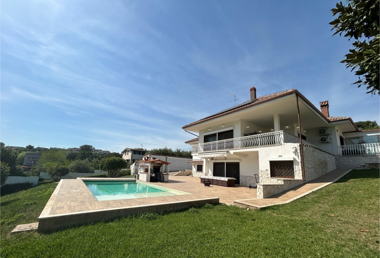 Villa in vendita a Guidonia Montecelio, 10 locali, prezzo € 1.200.000 | PortaleAgenzieImmobiliari.it