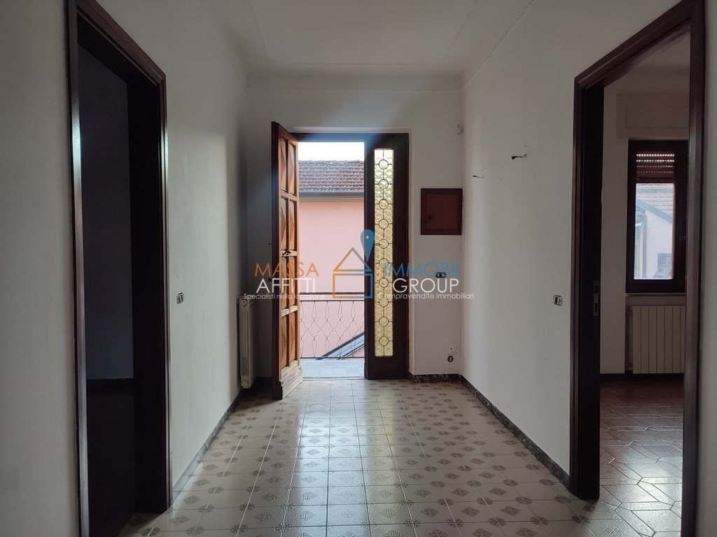 Appartamento in vendita a Carrara, 5 locali, prezzo € 148.000 | PortaleAgenzieImmobiliari.it