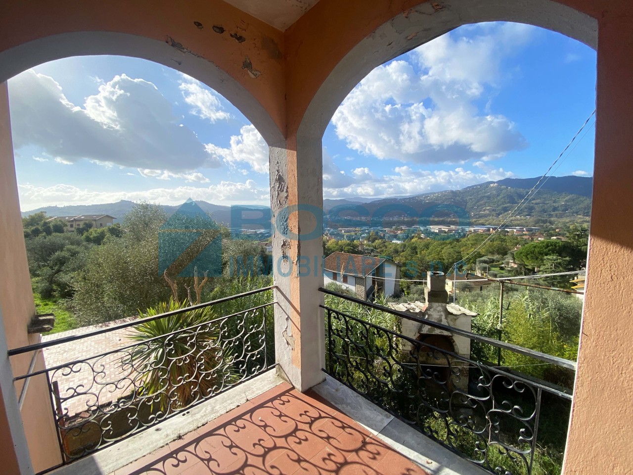 Villa in vendita a Bolano, 10 locali, prezzo € 398.000 | PortaleAgenzieImmobiliari.it