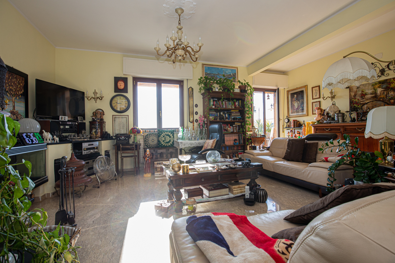 Appartamento in vendita a Genova, 9 locali, prezzo € 295.000 | PortaleAgenzieImmobiliari.it