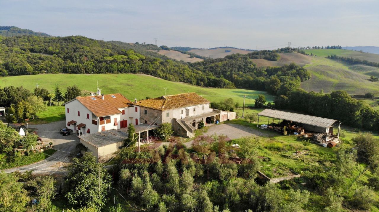 Rustico / Casale in vendita a Montecatini Val di Cecina, 13 locali, prezzo € 220.000 | CambioCasa.it