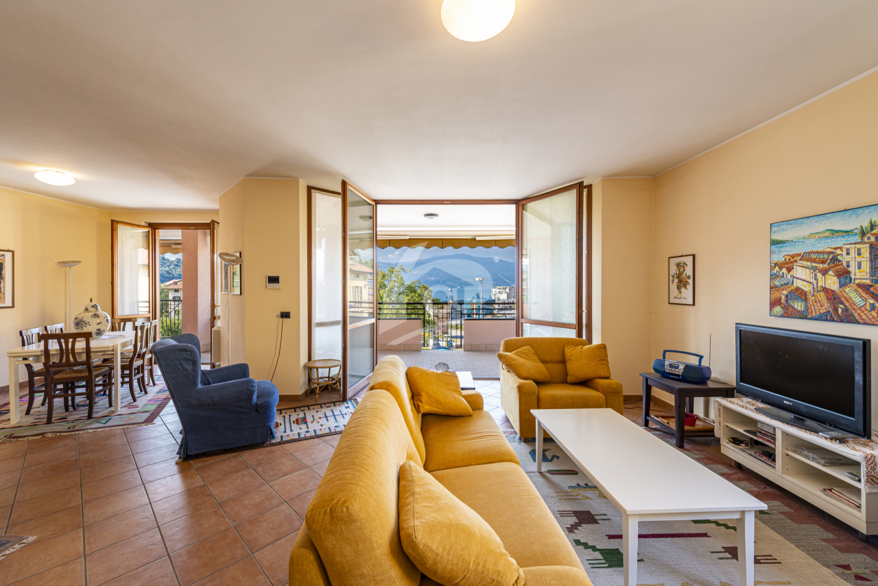 Appartamento in vendita a Laveno-Mombello, 7 locali, prezzo € 475.000 | PortaleAgenzieImmobiliari.it