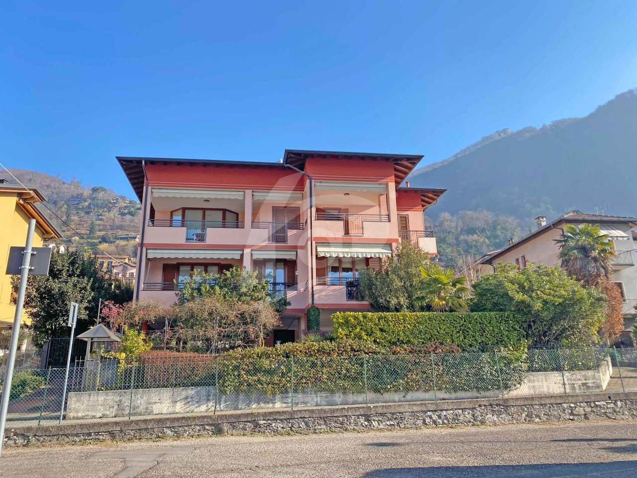 Appartamento in vendita a Laveno-Mombello, 7 locali, prezzo € 515.000 | PortaleAgenzieImmobiliari.it