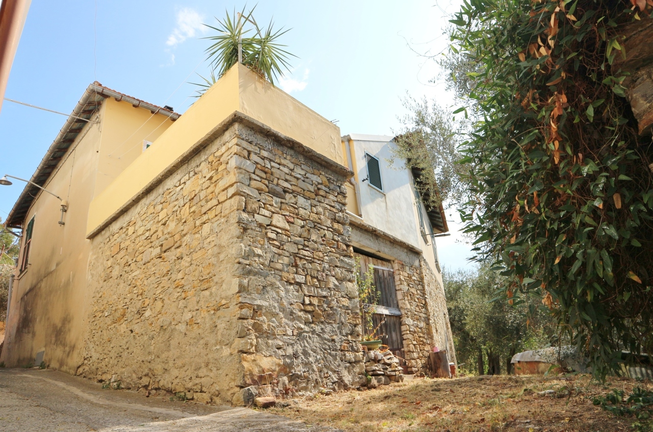 Rustico / Casale in vendita a Diano San Pietro, 8 locali, prezzo € 295.000 | PortaleAgenzieImmobiliari.it