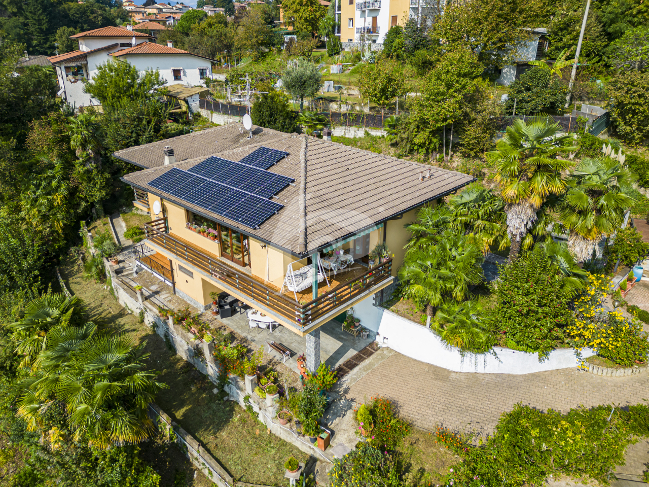 Villa in vendita a Laveno-Mombello, 5 locali, prezzo € 360.000 | PortaleAgenzieImmobiliari.it