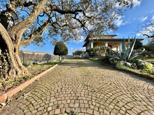 Villa in vendita a Cesena, 8 locali, prezzo € 850.000 | PortaleAgenzieImmobiliari.it