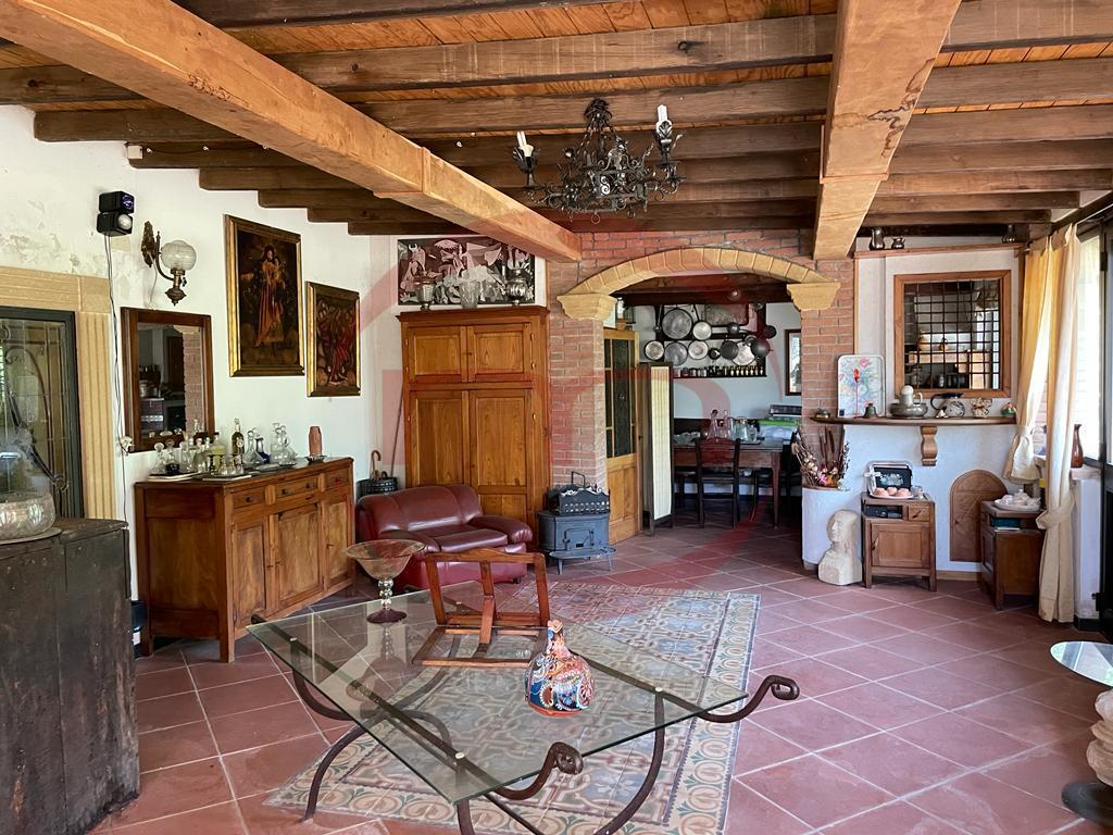 Rustico / Casale in vendita a Castelnuovo Magra, 9 locali, prezzo € 390.000 | PortaleAgenzieImmobiliari.it
