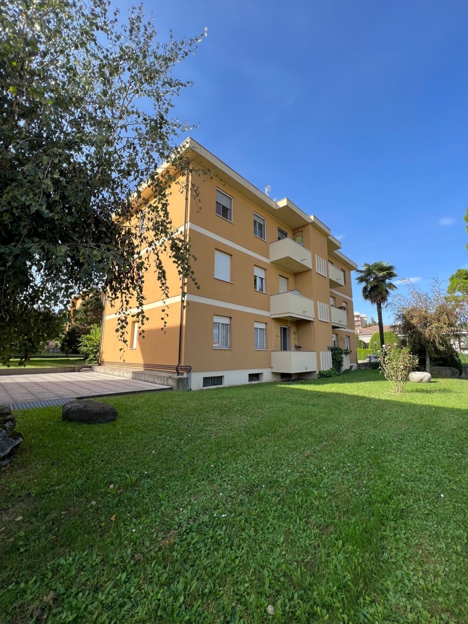 Appartamento in vendita a Villa Guardia, 6 locali, prezzo € 195.000 | PortaleAgenzieImmobiliari.it