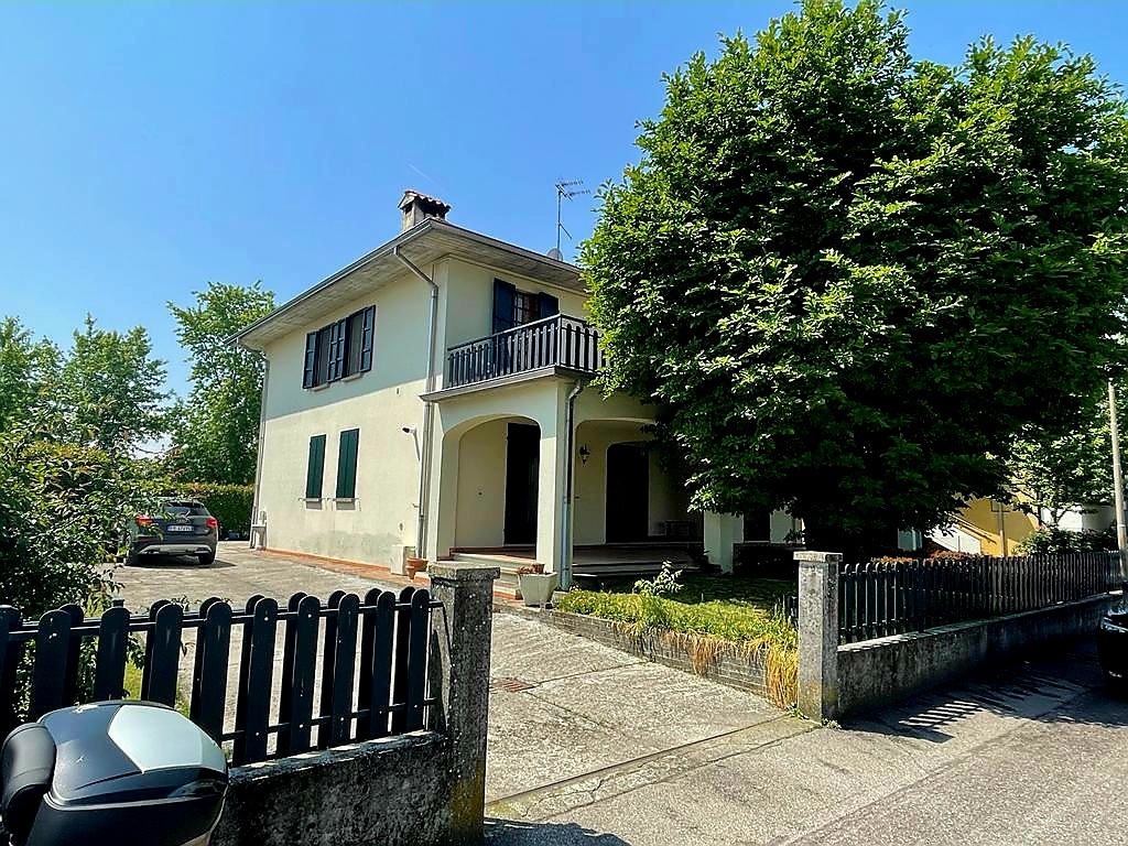 Villa in vendita a San Secondo Parmense, 8 locali, prezzo € 340.000 | PortaleAgenzieImmobiliari.it