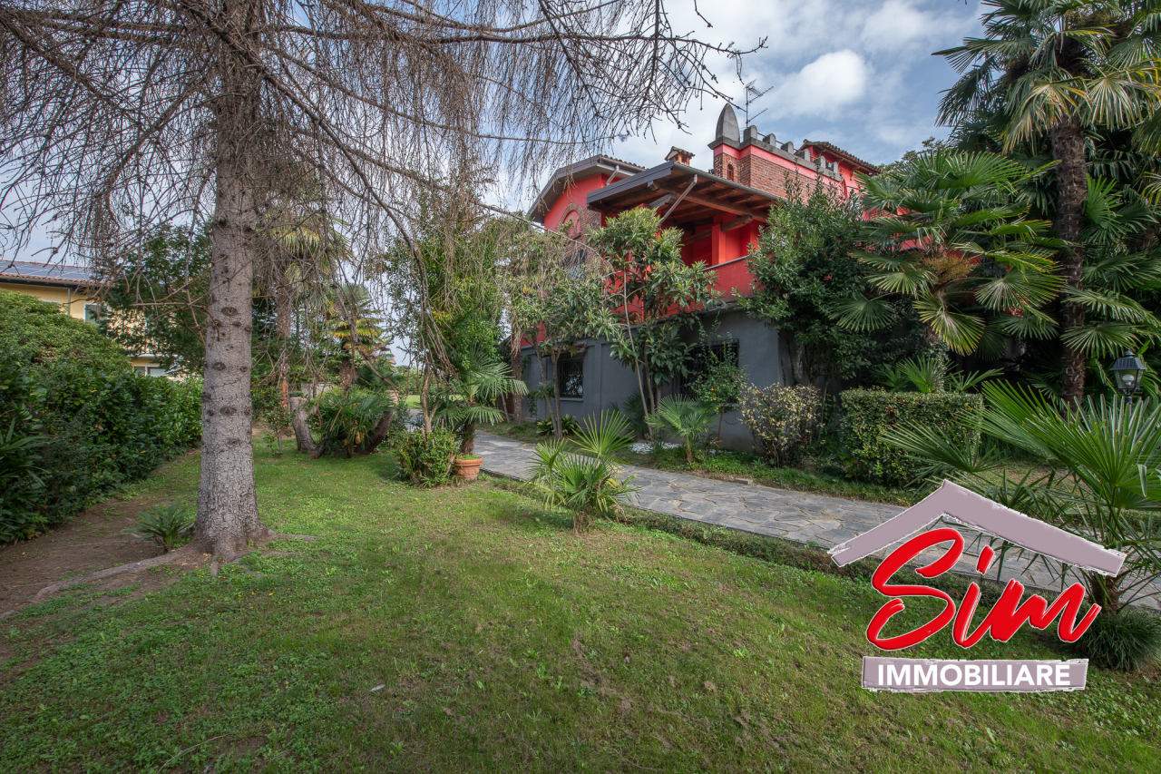 Villa in vendita a Oleggio, 5 locali, prezzo € 700.000 | PortaleAgenzieImmobiliari.it