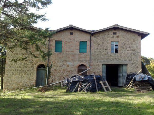 Rustico / Casale in vendita a Monticiano, 15 locali, prezzo € 400.000 | CambioCasa.it