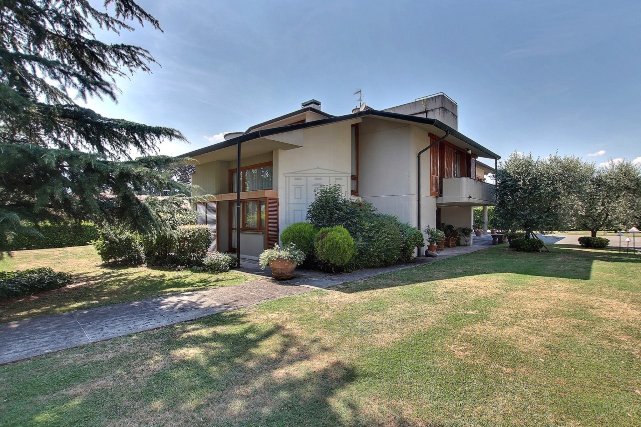 Villa in vendita a Barga, 9 locali, prezzo € 990.000 | PortaleAgenzieImmobiliari.it