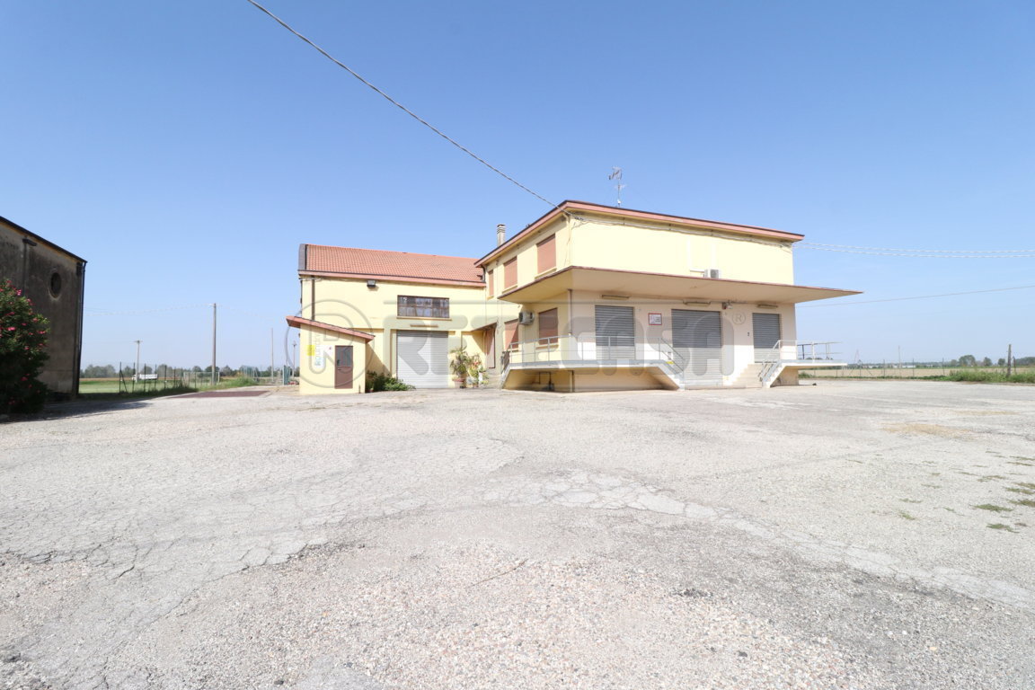 Villa in vendita a Bondeno, 4 locali, prezzo € 230.000 | PortaleAgenzieImmobiliari.it