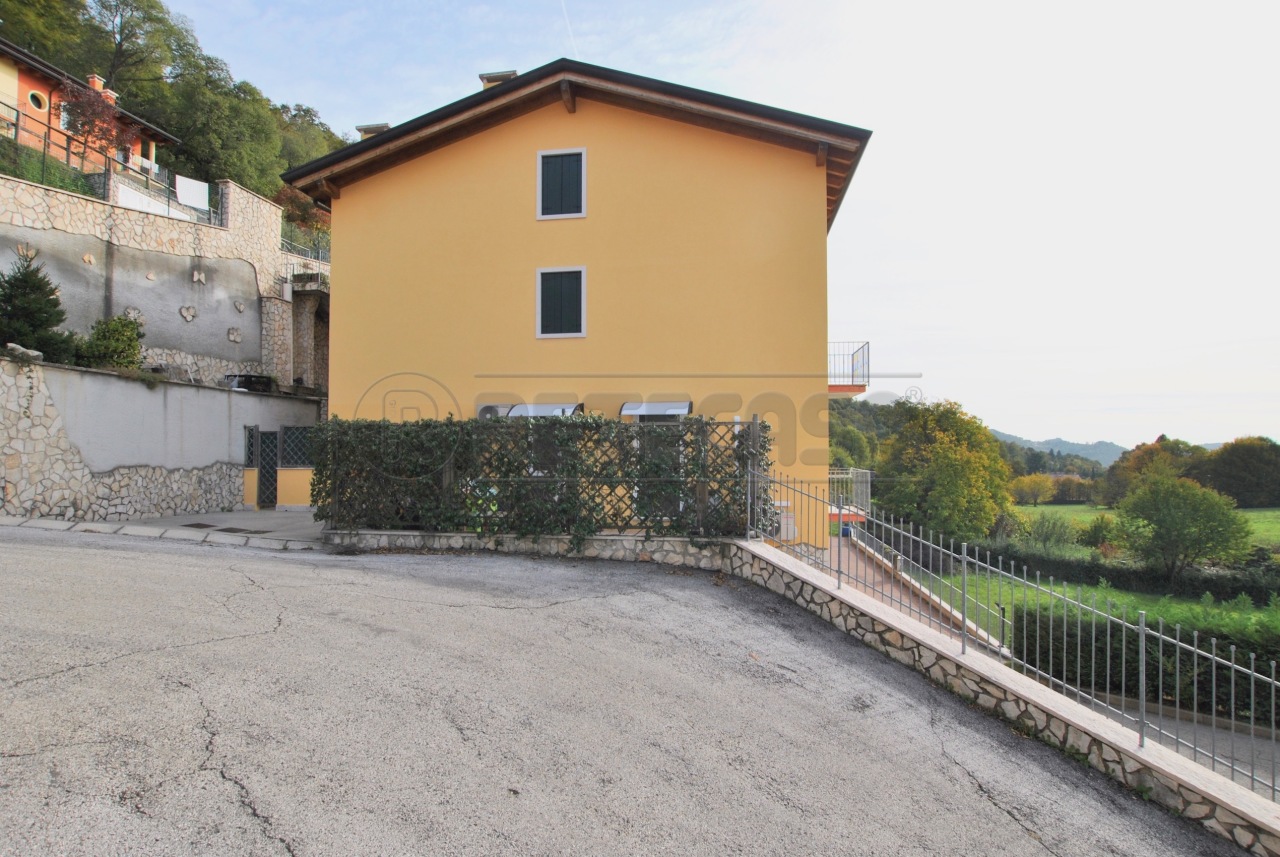 Appartamento in vendita a Cornedo Vicentino, 4 locali, prezzo € 75.000 | PortaleAgenzieImmobiliari.it
