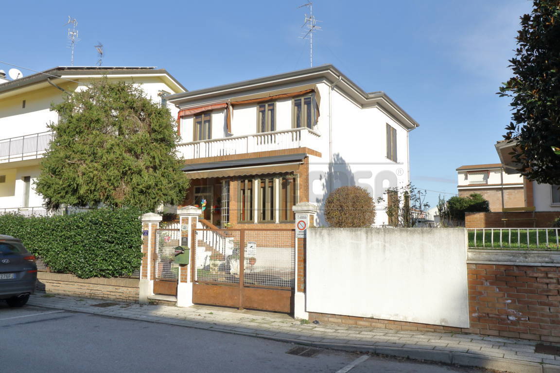 Villa in vendita a Bondeno, 9 locali, prezzo € 115.000 | PortaleAgenzieImmobiliari.it