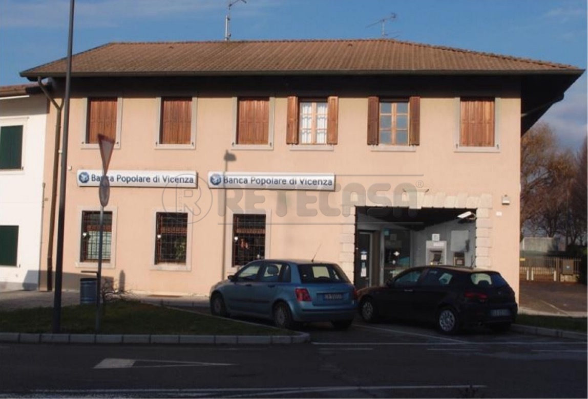 Negozio / Locale in vendita a San Vito al Torre, 20 locali, prezzo € 440.000 | CambioCasa.it