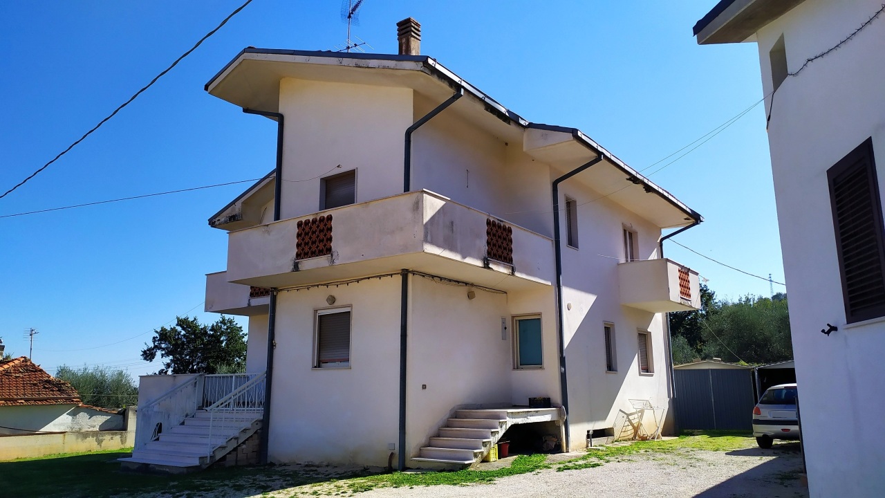 Villa in vendita a Turrivalignani, 14 locali, prezzo € 165.000 | PortaleAgenzieImmobiliari.it
