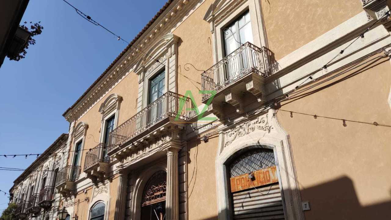Soluzione Indipendente in affitto a Trecastagni, 9 locali, prezzo € 2.000 | CambioCasa.it