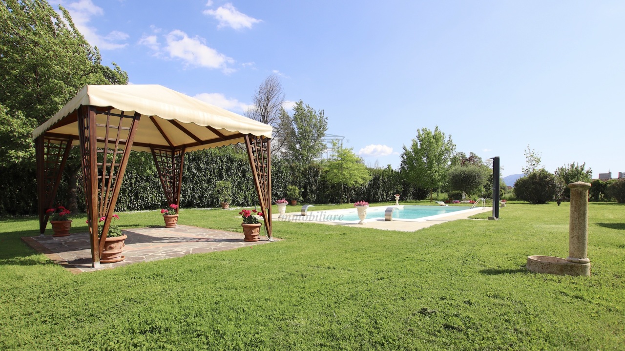Villa in vendita a Capannori, 14 locali, prezzo € 580.000 | PortaleAgenzieImmobiliari.it