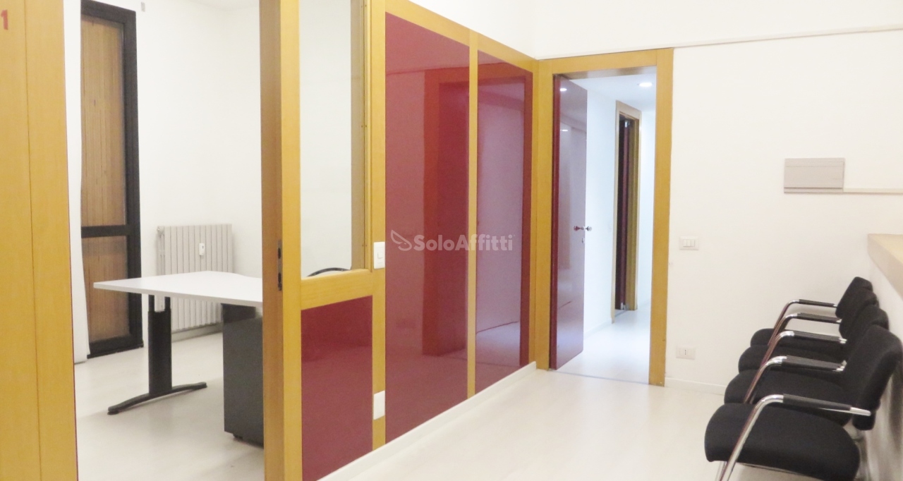 Ufficio / Studio in affitto a Legnano, 8 locali, prezzo € 1.000 | PortaleAgenzieImmobiliari.it