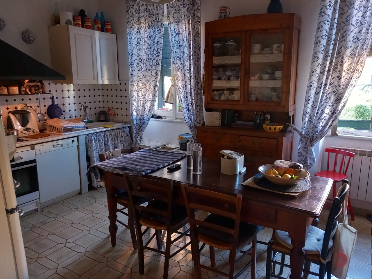 Appartamento in vendita a Sarzana, 5 locali, prezzo € 300.000 | PortaleAgenzieImmobiliari.it
